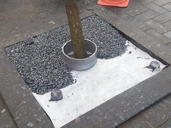 CityKrans boomspiegelsysteem Stap 2 - Homogeen bindmiddel A en B mixen met schoon en droog grind